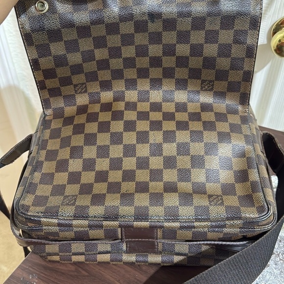 LV Messenger Bag in good condition just needs cleaning - Picture 7 of 12